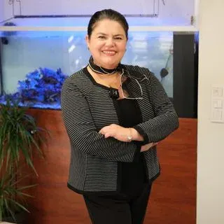 Prof. Dr. Şaziye Senem Başgül — Çocuk ve Ergen Psikiyatrisi, İstanbul. Portre fotoğrafı.