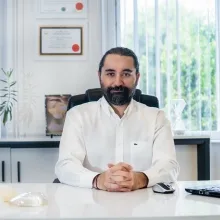 Op. Dr. Bora Yücel — Plastik Rekonstrüktif Ve Estetik Cerrahi, Antalya. Portre fotoğrafı.
