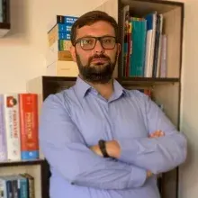 Uzm. Dr. Yunus Emre Avşar — Çocuk ve Ergen Psikiyatrisi, Eskişehir. Portre fotoğrafı.