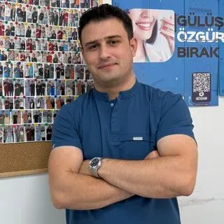 Uzm. Dt. Nuri Yelken. Portre fotoğrafı.