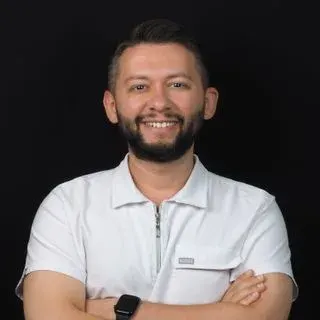 Uzm. Dt. Gökhan Çiçekci — Ankara. Portre fotoğrafı.