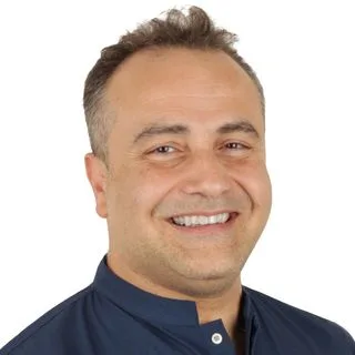 Dt. Mehmet Cem Mekik — Diş Hekimi, Gebze, Kocaeli. Portre fotoğrafı.