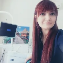 Dt. İrem Özkalkan — Diş Hekimi, Manisa. Portre fotoğrafı.