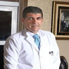Uzm. Dr. Ender Çolakoğlu — İç Hastalıkları, İskenderun, Hatay. Portre fotoğrafı.