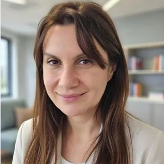 Uzm. Dr. Gizem Hanzade Erkuş — Psikiyatri, İstanbul. Portre fotoğrafı.