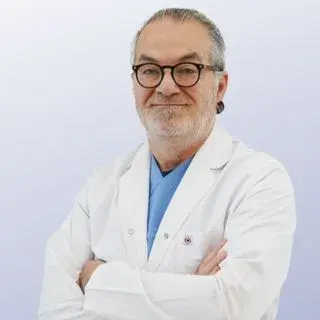 Uzm. Dr. Hakan Buzoğlu — Dermatoloji, Ümraniye, İstanbul. Portre fotoğrafı.