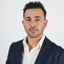 Op. Dr. Halil İbrahim Kanlıkama — Plastik Rekonstrüktif Ve Estetik Cerrahi, İzmir. Portre fotoğrafı.