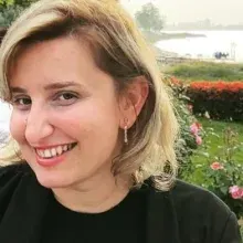 Dyt. Burcu Yılmaz — Diyetisyen, Denizli. Portre fotoğrafı.