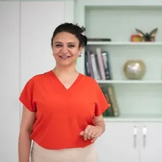 Uzm. Dr. Lütfiye Çoban — Dermatoloji, Antalya. Portre fotoğrafı.