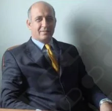 Prof. Dr. Bülent Canbaz — Beyin Ve Sinir Cerrahisi, İstanbul. Portre fotoğrafı.