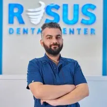 Dt. Onur Günece — Diş Hekimi, Antalya. Portre fotoğrafı.