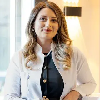Dt. Merve Taşkıran — Diş Hekimi, İzmir. Portre fotoğrafı.
