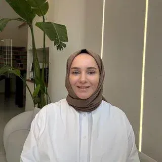 Dt. Cevher Elif Öztürk — Diş Hekimi, Nilüfer, Bursa. Portre fotoğrafı.