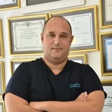 Dt. Ertuğrul Ümit Durgun — Diş Hekimi, İstanbul. Portre fotoğrafı.