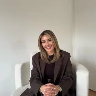 Psk. Buket Simavlı — Psikoloji. Portre fotoğrafı.