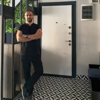 Uzm. Dt. Mehmet Karaboğa — Mersin. Portre fotoğrafı.