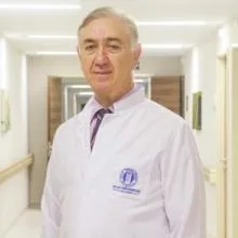 Prof. Dr. Alp Gürkan — Genel Cerrahi, İstanbul. Portre fotoğrafı.