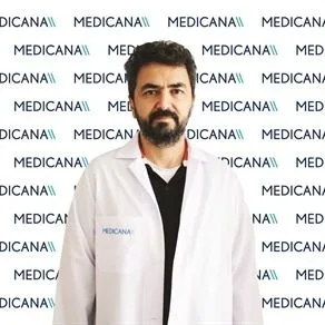 Doç. Dr. Alper Aksoy — Plastik Rekonstrüktif Ve Estetik Cerrahi, Nilüfer, Bursa. Portre fotoğrafı.