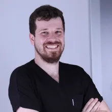 Dt. Oğulcan Yücel — Diş Hekimi, İzmir. Portre fotoğrafı.