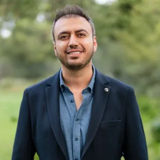 Uzm. Dr. Deniz Dolaş — Psikiyatri, İstanbul. Portre fotoğrafı.