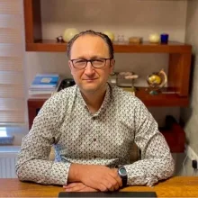 Prof. Dr. Ercan Çalışkan — Dermatoloji, Ankara. Portre fotoğrafı.