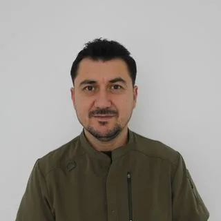 Dt. Oral Çınar — Diş Hekimi, Şehitkamil, Gaziantep. Portre fotoğrafı.