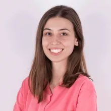 Uzm. Dt. Derya Nazlı Kuzgun — Çocuk Diş Hekimliği (Pedodonti), İzmir. Portre fotoğrafı.