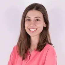 Uzm. Dt. Derya Nazlı Kuzgun — Çocuk Diş Hekimliği (Pedodonti), İzmir. Portre fotoğrafı.