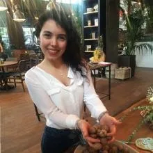 Dyt. Esra Abut — Diyetisyen, Adana. Portre fotoğrafı.