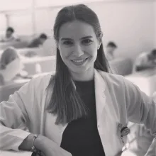 Dr. Öğr. Üyesi Neslihan Yılmaz — Çocuk Diş Hekimliği (Pedodonti), Adapazarı, Sakarya. Portre fotoğrafı.