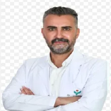 Op. Dr. Utku Nacak — Plastik Rekonstrüktif Ve Estetik Cerrahi, İzmir. Portre fotoğrafı.