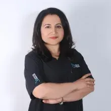 Dr. Gülden Gürel — Sertifikalı Medikal Estetik. Portre fotoğrafı.