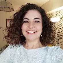 Uzm. Psk. Şahika Akkuş Sert — Psikoloji, İzmir. Portre fotoğrafı.
