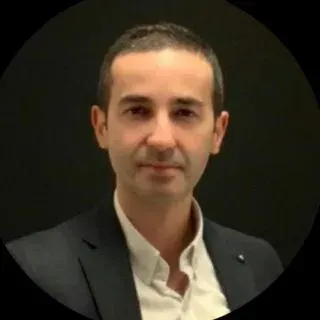 Prof. Dr. Cemal Alper Kemaloğlu — Plastik Rekonstrüktif Ve Estetik Cerrahi, Çankaya, Ankara. Portre fotoğrafı.