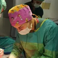 Op. Dr. Özgecan Yılmaz Yazar — Kadın Hastalıkları Ve Doğum, İzmir. Portre fotoğrafı.