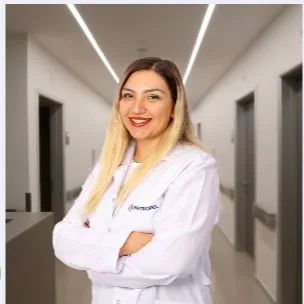 Uzm. Dr. Gülce Baranlı — Çocuk Sağlığı Ve Hastalıkları, Çiğli, İzmir. Portre fotoğrafı.