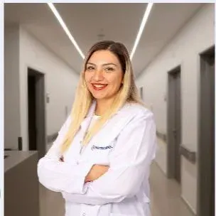 Uzm. Dr. Gülce Baranlı — Çocuk Sağlığı Ve Hastalıkları, Çiğli, İzmir. Portre fotoğrafı.