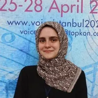 Dkt. Elif Alpan — Dil ve Konuşma Terapisi, Manisa. Portre fotoğrafı.