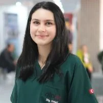 Dt. Lara Karadağ — Diş Hekimi, Pendik, İstanbul. Portre fotoğrafı.