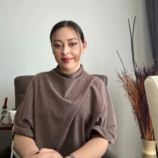 Psk. Melike Bilge Öztürk — Psikoloji, İstanbul. Portre fotoğrafı.