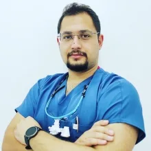 Dt. Selahattin Alp Bozdoğan — Diş Hekimi, Karabağlar, İzmir. Portre fotoğrafı.