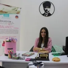 Dyt. Merve Akay — Diyetisyen, İzmir. Portre fotoğrafı.
