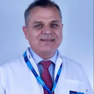 Doç. Dr. Mustafa Emmiler — Kalp Ve Damar Cerrahisi, Antalya. Portre fotoğrafı.