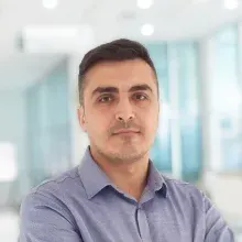 Dr. Dt. Seyfi Kelebek — Ağız Diş Ve Çene Cerrahisi, İzmir. Portre fotoğrafı.