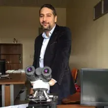 Uzm. Dr. Yiğit Ülgen — Tıbbi Patoloji, Bağcılar, İstanbul. Portre fotoğrafı.