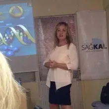 Dr. Deniz Aracı — Pratisyen, İzmir. Portre fotoğrafı.