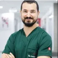 Dt. Fikri Can Ayık — Diş Hekimi, Pendik, İstanbul. Portre fotoğrafı.