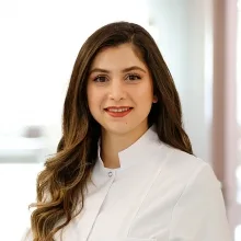 Dt. Buse Demir — Diş Hekimi, Kocaeli. Portre fotoğrafı.