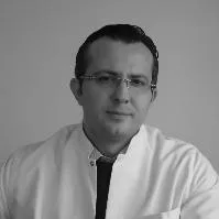 Prof. Dr. Önder Sakin — Kadın Hastalıkları Ve Doğum, İstanbul. Portre fotoğrafı.