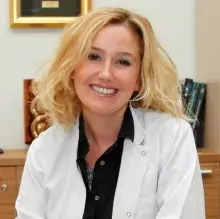 Op. Dr. Selin Özaltın — Kadın Hastalıkları Ve Doğum, İstanbul. Portre fotoğrafı.